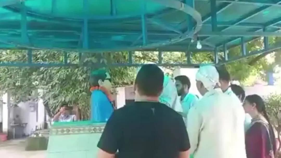 आरके पुरम स्थित गुरु रविदास मंदिर में कांग्रेस नेता हरीश रावत ने की प्रार्थना, डॉ अंबेडकर को अर्पित की पुष्पांजलि