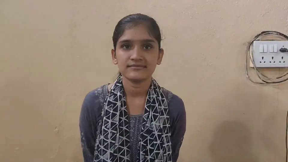 छात्रा कुमारी सोफिन कुरैशी, एक्सीलेंस हायर सेकेंडरी स्कूल, हरदा
कक्षा 12वीं वाणिज्य संकाय में 81% अंक प्राप्त कर गौरवान्वित।
मेरी इस उपलब्धि पर मध्यप्रदेश शासन की #प्रतिभाशाली_विद्यार्थी_प्रोत्साहन_योजना के अंतर्गत लैपटॉप हेतु राशि प्रदान की जा रही है।
इस सम्मान और प्रोत्साहन के लिए मैं मध्यप्रदेश के यशस्वी मुख्यमंत्री डॉ. मोहन यादव जी का हृदय से आभार व्यक्त करती हूँ। आपने हम जैसे विद्यार्थियों का मनोबल बढ़ाया है।
#Laptop4Students_MP
#ExcellenceSchool #PratibhashaliYojana
#Harda #हरदा