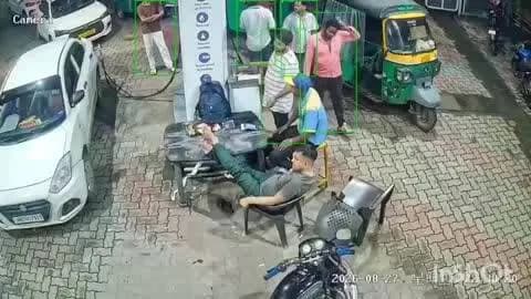 गोलमुरी-सह-जुगसलाई: साकची हावड़ा ब्रिज के पास सीएनजी पाइप फटने से नोजल उछला, कर्मचारी की मौत का वीडियो वायरल