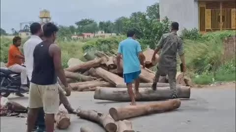 मशरक: डुमरसन में फर्जी नर्सिंग होम में प्रसव के बाद रेफर के दौरान महिला-नवजात की मौत, परिजनों ने सड़क जाम की