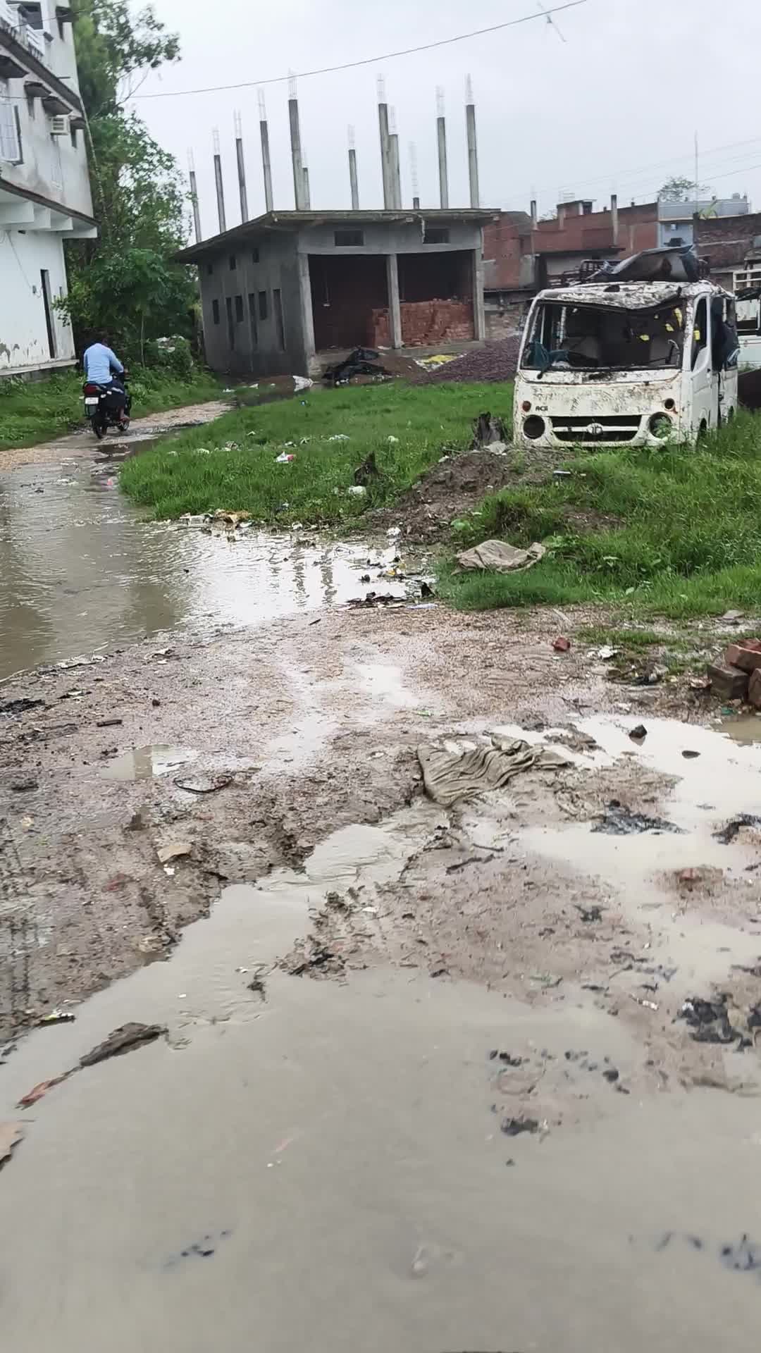 तस्वीरें गवाह हैं: कर्नलगंज कोतवाली के बगल से गुजरना बना सजा, नगर पालिका के विकास दावों की खुली पोल >>