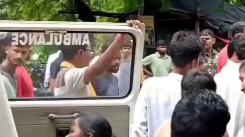 सारठ: मंझलीबाद मोड़ के पास स्कूल वैन-पिकअप की टक्कर में एक बच्ची की मौत, 5 गंभीर; मुआवजे के लिए सड़क जाम
