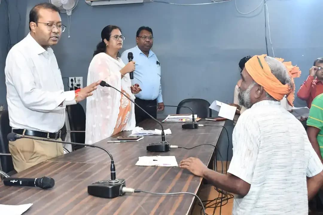 कलेक्टर श्री अमृत विकास तोपनो ने जनदर्शन में आमजनों की सुनी फरियाद।
आवेदनों के समयबद्ध निराकरण के लिए अधिकारियों को दिए निर्देश।
जनदर्शन अब दोपहर 01 बजे से।
#mungeli #chhattisgarh