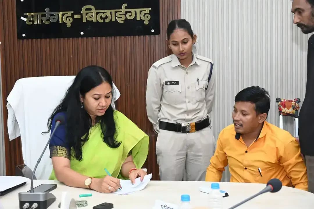 कलेक्ट्रेट में आयोजित जनदर्शन में कलेक्टर पद्मिनी भोई साहू एवं जिला पंचायत सीईओ ऋषिकेश तिवारी ने ग्रामीणों की समस्याएं सुनीं। मनरेगा मजदूरी भुगतान, आवास, स्वास्थ्य, राजस्व एवं पंचायत से संबंधित शिकायतें प्राप्त हुईं। कलेक्टर ने अधिकारियों को आवेदनों का समयबद्ध निराकरण करने के निर्देश दिए।
#कलेक्टर_जनदर्शन
#sarangarhdistrict
#Chhattisgarh
@dpr.chhattisgarh
@chhattisgarhcmo