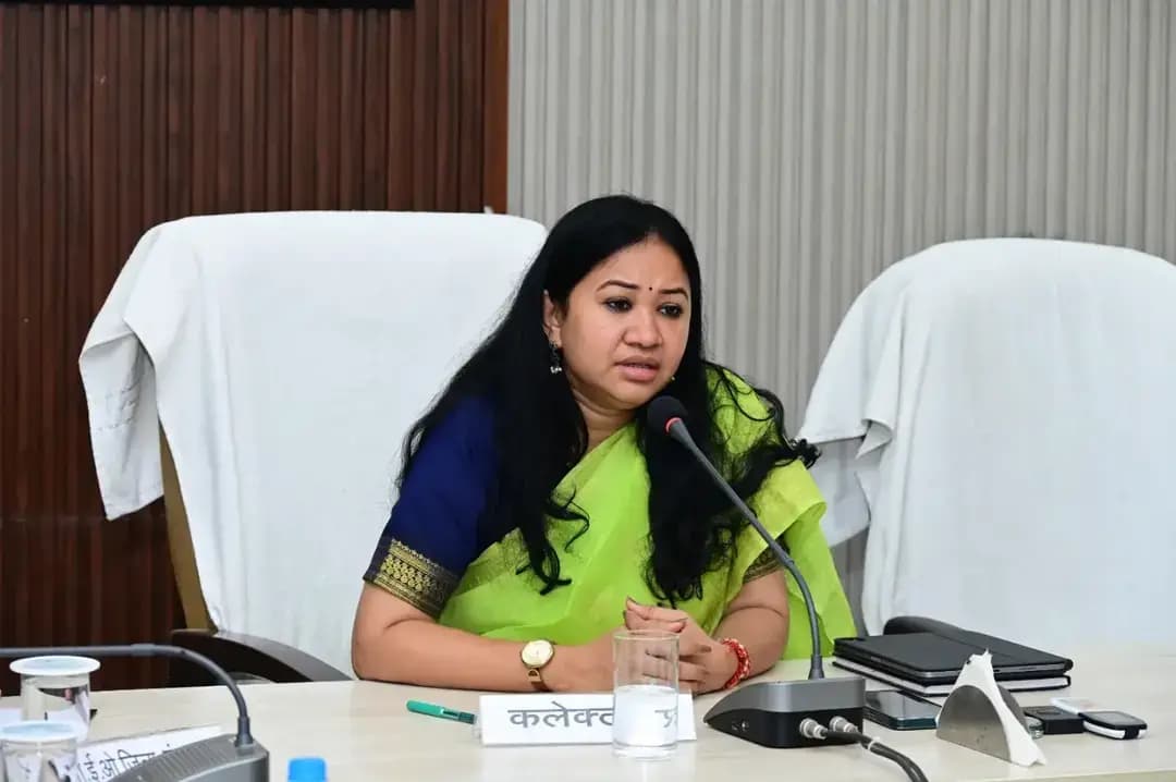 कलेक्टर पद्मिनी भोई साहू ने कलेक्ट्रेट सभाकक्ष में समय-सीमा की बैठक लेकर विभागीय कार्यों की समीक्षा की। उन्होंने सीएम हेल्पलाइन के प्रकरणों का आवेदक की संतुष्टि के साथ समय-सीमा में निराकरण करने तथा अनावश्यक आवेदन लंबित नहीं रखने के निर्देश दिए।
कलेक्टर ने निर्माण कार्यों में तेजी लाने और गुणवत्ता के साथ समय पर कार्य पूर्ण करने के निर्देश दिए। साथ ही फ्लाईऐश परिवहन करने वाले वाहनों की नियमित जांच एवं नियमों के उल्लंघन पर आवश्यक कार्रवाई करने कहा।
#sarangarhdistrict
#Chhattisgarh
@chhattisgarhcmo
@dpr.chhattisgarh