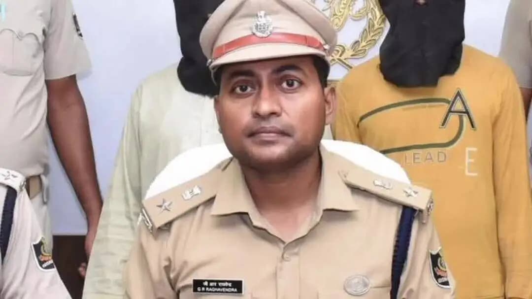 ଲଖନପୁର: ଫେମ୍ ଇଣ୍ଡିଆ–ଏସିଆ ପୋଷ୍ଟର ୨୫ ପ୍ରମୁଖ ପୁଲିସ ଅଧିକାରୀଙ୍କ ମଧ୍ୟରେ ଝାରସୁଗୁଡ଼ା ଏସ୍ପି ଗୁଣ୍ଡାଲା ରେଡ୍ଡୀ ରାଘବେନ୍ଦ୍ର