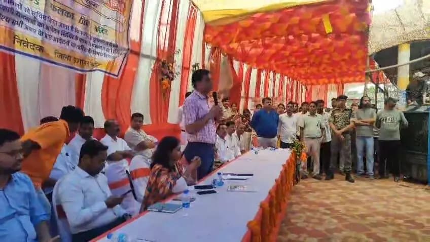 फलका प्रखंड के सोहथा दक्षिण पंचायत में लगे सहयोग शिविर मे पहुंचे जिलाधिकारी,प्राप्त आवेदन पत्रों के स-समय निष्पादन का दिया निदेश-*
*शिविर मे आये लोगों से किया सीधा संवाद*
आज दिनांक 01/09/2026 को श्री आशुतोष द्विवेदी, जिला पदाधिकारी कटिहार के द्वारा फलका प्रखंड अंतर्गत पंचायत में आयोजित सहयोग शिविर में सम्मिलित हुए।
जिला पदाधिकारी के द्वारा शिविर में उपस्थित विभिन्न विभागों के पदाधिकारियों/प्रतिनिधियों से उनके विभाग द्वारा संचालित जनकल्याणकारी योजनाओं, सेवाओं एवं कार्यक्रमों के संबंध में जानकारी प्राप्त की गई। उन्होंने संबंधित विभागों के प्रतिनिधियों से शिविर में प्राप्त आवेदनों, निष्पादित कार्यों तथा आमजनों को उपलब्ध कराई जा रही सेवाओं की स्थिति के संबंध में विस्तृत जानकारी ली तथा आवश्यक दिशा-निर्देश दिए।
जिला पदाधिकारी द्वारा शिविर में उपस्थित आमजनों से भी प्रत्यक्ष रूप से संवाद किया गया। उन्होंने विभिन्न योजनाओं एवं सरकारी सेवाओं से संबंधित लाभ प्राप्त करने में लोगों को हो रही कठिनाइयों, शिविर के माध्यम से उपलब्ध कराई जा रही सुविधाओं तथा विभागीय कार्यों के संबंध में आमजनों से फीडबैक प्राप्त किया।
आमजनों से यह भी जानकारी ली गई कि उन्हें संबंधित योजनाओं का लाभ प्राप्त हुआ है अथवा नहीं तथा आवेदन, प्रमाण-पत्र, पेंशन, आवास, राशन, स्वास्थ्य, शिक्षा, सामाजिक सुरक्षा एवं अन्य सरकारी सेवाओं के संबंध में किसी प्रकार की समस्या या शिकायत तो नहीं है।
जिला पदाधिकारी द्वारा आमजनों से प्राप्त फीडबैक को गंभीरता से लेते हुए संबंधित विभागीय पदाधिकारियों/प्रतिनिधियों को प्राप्त शिकायतों एवं समस्याओं के नियमानुसार एवं शीघ्र निष्पादन हेतु आवश्यक निर्देश दिए गए। उन्होंने अधिकारियों को निर्देशित किया कि शिविर का मुख्य उद्देश्य आमजनों को सरकारी योजनाओं एवं सेवाओं का लाभ उनके निकटतम स्तर पर उपलब्ध कराना है, अतः प्राप्त आवेदनों एवं शिकायतों का समयबद्ध निष्पादन सुनिश्चित किया जाए।
निरीक्षण के दौरान जिला पदाधिकारी द्वारा शिविर में विभागवार लगाए गए स्टॉलों का भी अवलोकन किया गया तथा संबंधित विभागों द्वारा आमजनों को दी जा रही सेवाओं की जानकारी ली गई। उन्होंने उपस्थित कर्मियों को आमजनों के साथ संवेदनशील एवं सहयोगात्मक व्यवहार रखते हुए उनकी समस्याओं को सुनने तथा पात्र लाभुकों को सरकार द्वारा संचालित योजनाओं का लाभ दिलाने की दिशा में प्रभावी कार्रवाई करने का निर्देश दिया।
समग्र रूप से निरीक्षण का उद्देश्य शिविर में उपलब्ध कराई जा रही विभागीय सेवाओं की स्थिति का जायजा लेना, आमजनों से प्रत्यक्ष फीडबैक प्राप्त करना तथा उनकी समस्याओं का त्वरित एवं प्रभावी समाधान सुनिश्चित करना रहा।
सॉफ्टवेयर में जिला पदाधिकारी के साथ उप विकास आयुक्त कटिहार, अनुमंडल पदाधिकारी कटिहार सदर, विशेष कार्य पदाधिकारी कटिहार एवं प्रखंड स्तरीय अधिकारी, जनप्रतिनिधि गण उपस्थित रहें।
जिला जन संपर्क पदाधिकारी,
कटिहार।
Information & Public Relations Department, Government of Bihar #katihar