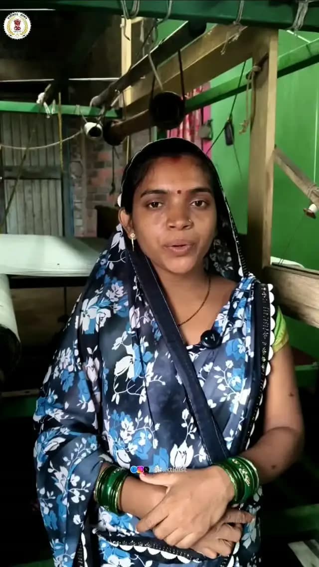 सक्ती के ग्राम असौंदा निवासी श्रीमती प्रेमलता यादव महतारी वंदन योजना से मिली आर्थिक सहायता का उपयोग हथकरघा बुनाई के लिए सूट व सामग्री खरीदने में कर रही हैं।
इससे उनकी पारंपरिक आजीविका को मजबूती मिली है और आत्मविश्वास बढ़ा है।
सितंबर माह की 31वीं किस्त की राशि अगस्त माह में मिलने पर उन्होंने कहा, “विष्णु भैया ने हम सभी बहनों को सम्मान और स्नेह का खूबसूरत तोहफा दिया है।” उन्होंने मुख्यमंत्री श्री विष्णु देव साय के प्रति आभार व्यक्त किया।
#विष्णुभैया
#saktidist
#sakti
@chhattisgarhcmo
@dpr.chhattisgarh