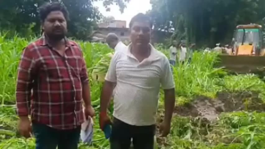 बेल्थरा रोड: एसडीएम कोर्ट के आदेश पर राजस्व टीम ने कराई भूमि की पैमाइश, अवैध कब्जा हटाकर दिलाया कब्जा