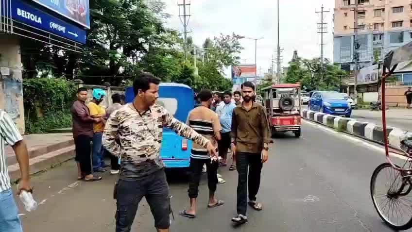 চন্দ্ৰপুৰ: বহিৰাগত কোম্পানীয়ে থলুৱা চালকক লুণ্ঠনৰ অভিযোগৰে মহানগৰীত বন্ধ কৰিলে উলা,উবেৰ ৰেপিড’