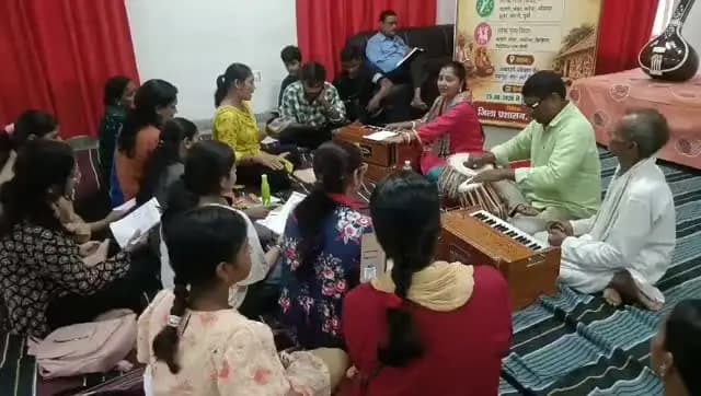 समाहरणालय पूर्णिया,
जनसंपर्क कार्यालय,
प्रेस विज्ञप्ति:-1256,
दिनांक 1 सितंबर2026,
==================
पूर्णिया में 15 दिवसीय आम्रपाली प्रशिक्षण कार्यक्रम का 8वां दिन: कजरी गीत और झिझिया लोकनृत्य के अभ्यास से लाभान्वित हुए प्रतिभागी:-
कला एवं संस्कृति विभाग तथा जिला प्रशासन, पूर्णिया के संयुक्त तत्वावधान में आयोजित 15 दिवसीय विलुप्तप्राय लोकगीत एवं लोकनृत्य प्रशिक्षण कार्यक्रम के आठवें दिन मंगलवार को प्रेक्षागृह सह आर्ट गैलरी (आम्रपाली प्रशिक्षण केंद्र) में प्रशिक्षण कार्यशाला में लोकरंग देखने को मिला।
25 अगस्त से शुरू होकर 08 सितंबर 2026 तक चलने वाली इस निःशुल्क कार्यशाला में प्रशिक्षुओं ने बिहार की समृद्ध लोक परंपराओं का व्यावहारिक अभ्यास किया।
प्रशिक्षण की प्रमुख विशेषताएं:---
* लोक विधाओं का अभ्यास:-- प्रतिभागियों को कजरी गीत, एवं झिझिया लोकनृत्य का अभ्यास कराया गया।
* मंचीय प्रस्तुति पर जोर:-
प्रशिक्षकों ने लोक विधाओं के मूल एवं परंपराग�