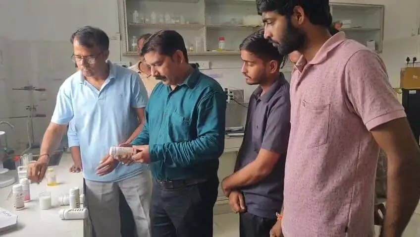 मिलावट रोकने के लिए दूध की ऑन द स्पॉट जांच, रैपिड किट से हुआ प्रदर्शन
+-
कलेक्टर जमुना भिड़े के निर्देशन में खाद्य सुरक्षा विभाग द्वारा जिले में शुद्ध दूध की उपलब्धता सुनिश्चित करने के लिए मिलावटखोरों पर शिकंजा कसना शुरू कर दिया है।
इसी क्रम में खाद्य सुरक्षा अधिकारी श्री अमित कुमार वर्मा द्वारा निवाड़ी जिले के कछयाऊ स्थित दुग्ध अवशीतन केंद्र मेहसाणा जिला सहकारी दूध उत्पादक संघ लि. (दूध सागर) मेसर्स दूध गंगा फूड्स लडवारी पर किसानों को रैपिड मिल्क टेस्ट किट का डेमोस्ट्रेशन देकर जानकारी दी गई। अधिकारी अमित वर्मा ने बताया कि दूध में होने वाली मिलावट की जांच अब मौके पर ही हो सके, इसके लिए विभाग द्वारा रैपिड टेस्ट किट का उपयोग किया जा रहा है। इस दौरान दूध में सुक्रोज, नमक, यूरिया, ग्लूकोज सहित अन्य मिलावटी तत्वों की जांच ऑन द स्पॉट करवाई गई। सभी सैंपलों के परिणाम किट से सही पाए गए। उन्होंने बताया कि भविष्य में दूध की शुद्धता की जांच इसी रैपिड किट के माध्यम से की जाएगी, जिससे उपभोक्ताओं को तत्काल परिणाम मिल सकेगा। इस संबंध में आयुक्त खाद्य सुरक्षा (CFS) भोपाल द्वारा भी रैपिड किट से जांच करने के निर्देश दिए गए हैं।विभाग द्वारा किसानों को शुद्ध दूध उत्पादन एवं भंडारण के संबंध में आवश्यक सलाह भी दी गई।
Department of Food, Civil Supplies & Protection - Madhya Pradesh Jansampark Madhya Pradesh #JansamparkMP #niwari