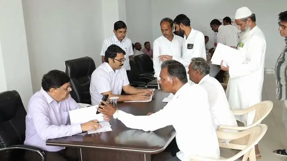 कलेक्टर ने की जनसुनवाई, 76 आवेदकों की सुनी समस्याएं
जिले की सुसनेर तहसील के ग्राम भवानीपुरा की रीना बाई ने पति की मृत्यु हो जाने पर आर्थिक सहायता दिलाने का अनुरोध किया। इस पर कलेक्टर ने श्रम पदाधिकारी को निर्देश दिए कि वह विशेष प्रकरण मानते हुए आवेदिका रीना बाई का संबल योजना के तहत आर्थिक सहायता का आवेदन करवाकर उसे आर्थिक सहायता स्वीकृत करें।
ग्राम भैसोदा के बद्रीलाल ने भंडारा लगाने से रोकने व गाली-गलोच करने वालो के विरुद्ध कार्यवाही करने संबंधी आवेदन पर कलेक्टर ने एसडीएम सुसनेर को धारा 107, 116 के तहत संबंधित के विरुद्ध तत्काल कार्यवाही करने के निर्देश दिए।
ग्राम सुठेली के शिवनारायण मालवीय ने करंट लगने से भैंस की मृत्यु हो जाने पर आर्थिक सहायता दिलाने का अनुरोध किया, जिस पर कलेक्टर ने अधीक्षण यंत्री, एमपीईबी को पीडि़त पशुपालक को नियमानुसार आर्थिक सहायता प्रदान करने के निर्देश दिए।
ग्राम चंदनगांव के पर्वत लाल ने टप्पा कानड़ के प्रकरण क्रमांक 27/2013-14 में आदेश दिनांक 30/06/2019 में फर्द एवं नामांतरण एवं बटवांरा प्रकरण की प्रतिलिपि दिलाने संबंधी आवेदन पर कलेक्टर ने रिकॉर्ड शाखा प्रभारी को संबंधित को तत्काल प्रतिलिपि उपलब्ध कराने के निर्देश दिए।जनसुनवाई में आमला के सुंदरलाल मनोहर ने सड़क निर्माण पर अपील दर्ज करवाने संबंधी आवेदन अगर के आनंद सिंह ने भूखंड दिलाने, साल्याखेड़ी के मदनलाल ने साइकिल प्रदान करने, अरनिया के किशन लाल ने आर्थिक सहायता दिलाने, लक्ष्मण खेड़ी के रामचंद्र ने धोखाधड़ी से जमीन बेचने वालों के विरुद्ध कार्यवाही करने संबंधी आवेदन प्रस्तुत किया।
इसी तरह झिकड़िया की लीलाबाई , नरवल के रामलाल, गुराडिया के मनोहर लाल दांगी, आगर के शिवनारायण, सुईगांव की ललिता बाई, आगर के बलराम, बरखेड़ा के विक्रम सिंह, भैसोदा के समस्त कॉलोनी वासी, पाल खेड़ी की अंतर बाई, आगर की परवीन बी, ढाबला सौंधिया के उदयराम, मोड़ी की उषा पाटीदार आदि ने भी अपनी समस्याओं से संबंधित आवेदन प्रस्तुत किए, जिस पर कलेक्टर ने संबंधित अधिकारियों को समय सीमा में निराकरण हेतु निर्देशित किया
CM Madhya Pradesh
Jansampark Madhya Pradesh
General Administration Department, MP
#agarmalwa
#jansunvai
