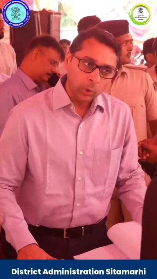 “डुमरा प्रखंड के विशनपुर पंचायत में आयोजित सहयोग शिविर में शामिल हुए जिला पदाधिकारी श्री तनय सुल्तानिया।”
Information & Public Relations Department, Government of Bihar