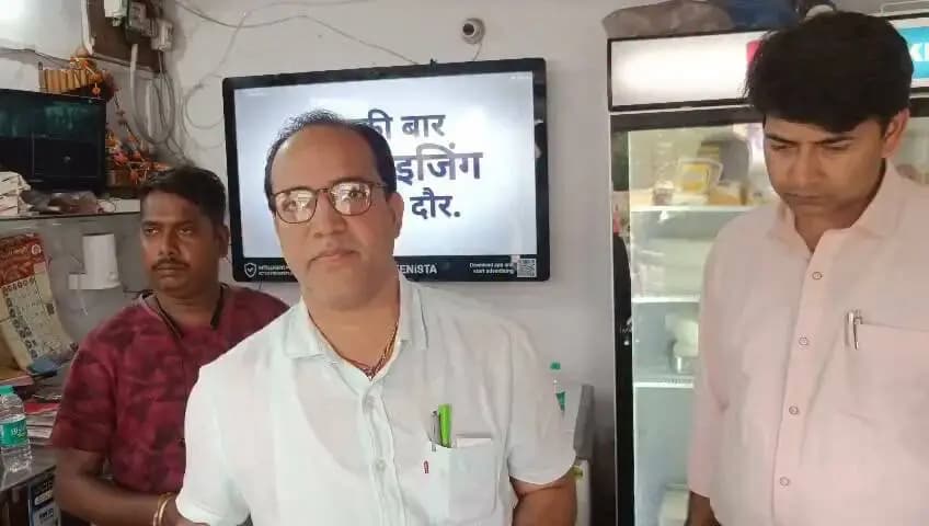 खाद्य औषधि प्रशासन विभाग भोपाल द्वारा दूध, मावा,पनीर की जांच के लिए किया गया नया नवाचार
मुख्यमंत्री, मध्यप्रदेश शासन के निर्देशन पर प्रदेश के खाद्य एंव औषधि विभाग द्वारा नागरिकों के स्वास्थ्य एवं खाद्य सुरक्षा की दृष्टिगत प्रदेश में मिल्क रैपिड किट के माध्यम से प्रदेश के विभिन्न दूध डेरियों, दूध से बने प्रोडक्ट आदि के दूध की जांच की जा रही है। इस नवाचार में प्रदेश के खाद्य सुरक्षा अधिकारी आम जनता के बीच जाकर उनके दूध मावा पनीर में मिलावट के पहचान करने के आसान तरीके बताए जा रहे हैं विभाग द्वारा प्रदेश के सभी जिलों में रैपिड मिल्क टेस्टिंग किट उपलब्ध कराई गई है जिसके माध्यम से दूध मावा पनीर की मौके पर प्राथमिक जांच कर उसमें मिलावट का पता लगाया जा रहा है, साथ ही आमजन को भी मिलावट के सम्बन्ध मे जागरूक कर जनगरूकता अभियान चलाया जा रहा हैl
खाद्य एंव औषधि प्रशासन विभाग भोपाल मध्य प्रदेश
CM Madhya Pradesh
Jansampark Madhya Pradesh
#Bhopal