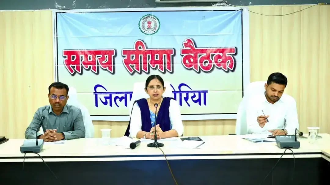 साप्ताहिक समय-सीमा बैठक का आयोजन
समय-सीमा बैठक में कलेक्टर श्रीमती रोक्तिमा यादव के सख्त निर्देश
जनहित से जुड़े कार्यों में लापरवाही और अनावश्यक देरी बर्दाश्त नहीं होगी। कलेक्टर ने विद्यार्थियों की शत-प्रतिशत अपार आईडी, आधार व जन्म प्रमाण पत्र बनाने, एग्रीस्टेक पंजीयन व डिजिटल क्रॉप सर्वे में तेजी, लंबित राजस्व प्रकरणों के शीघ्र निराकरण और क्षतिग्रस्त सड़कों की मरम्मत के निर्देश दिए।
@chhattisgarhcmo @dpr.chhattisgarh
#KoreaDistrict #Chhattishgarh
