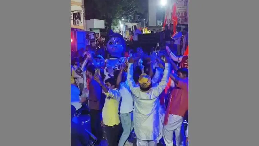 महेश्वर: मंडलेश्वर में निकली भगवान काशी विश्वनाथ की भव्य शाही सवारी, 60+ अखाड़ों ने दिखाए हैरतअंगेज करतब