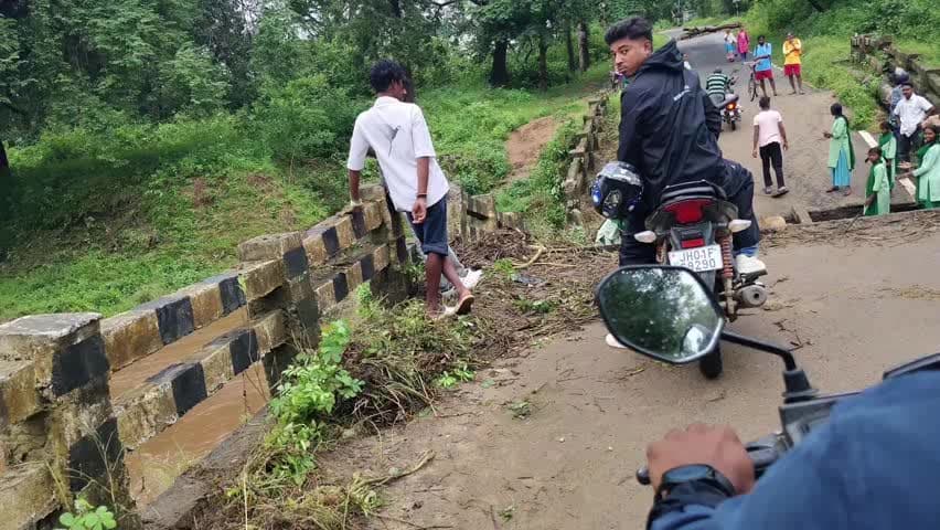 राजडंडा नदी का पुल क्षतिग्रस्त, वाहनों की आवाजाही पूरी तरह बंद 2026 || Mahuadanr Jharkhand