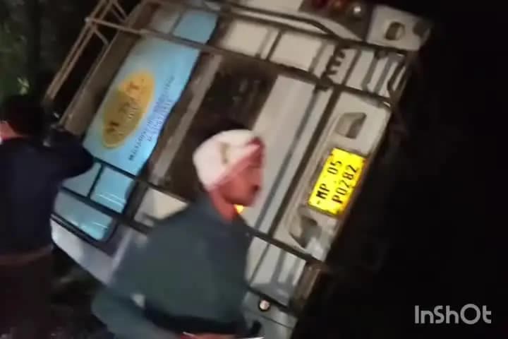 पिपरिया: पिपरिया-पचमढ़ी मार्ग पर भीषण सड़क हादसा: कार को बचाने के प्रयास में बस पलटी, दो दर्जन से अधिक यात्री घायल