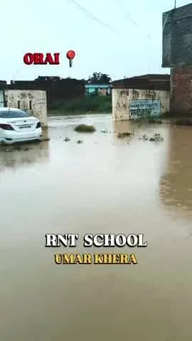 उरई:कोतवाली क्षेत्र के उमरारखेरा मोहल्ले मैं भर गया पानी लोग नीकल नहीं पा रहे |