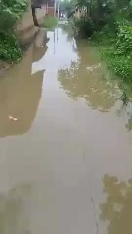 ग्राम अकौना ब्लॉक बिसंडा तहसील बबेरू नाली पूरी हुई है प्रधान से कई बार कहा भी गया है पुरी रोड जाम है अपनी आगे बंद है