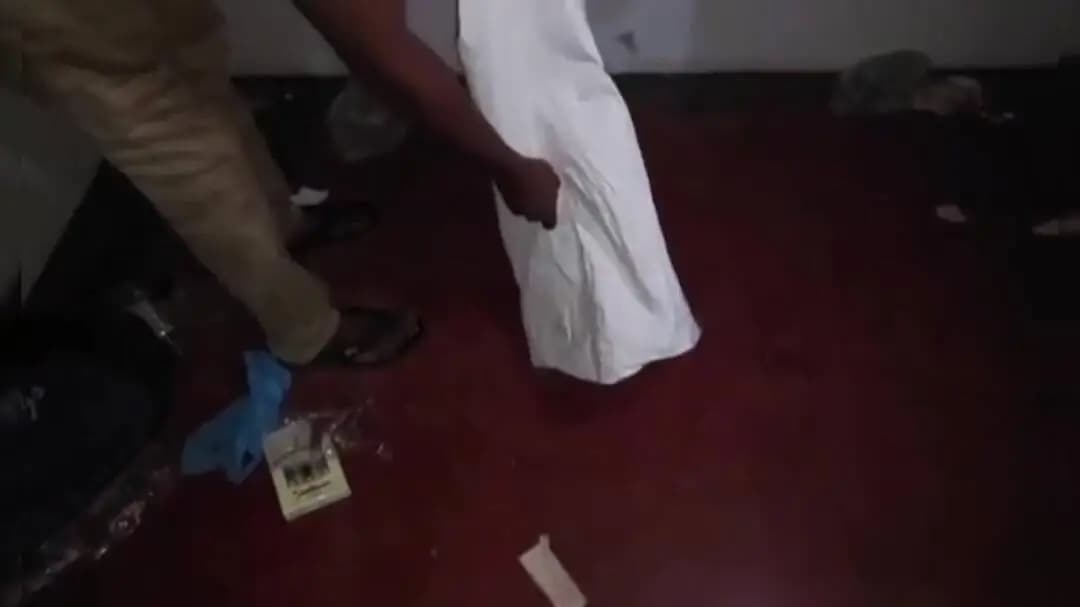 കോഴിക്കോട്: താമരശ്ശേരിയിൽ അടച്ചിട്ട വീട്ടിൽ നിന്നു 63 ലിറ്റർ മദ്യം, 70 വെടിയുണ്ടകൾ പിടികൂടി