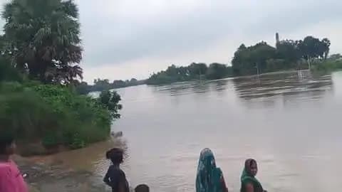 हमारे गांव बलीपुर चिलबिली में दुर्गावती नदी है जिसका जल स्तर बहुत तेजी से बढ़ रहा है