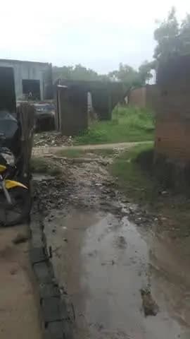 धूमाई में बारिश होने के कारण गांव वालों को आने-जाने में समस्या और कुछ लोगों के घर के पास पानी आ गया है आझूवा कौशांबी