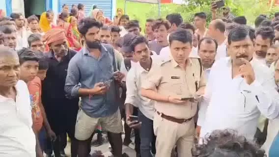 महुआ: महुआ में कारोबारी की गोली मारकर हत्या, सिर का मांस सड़क पर बिखरा; बेटे को भी लगी गोली