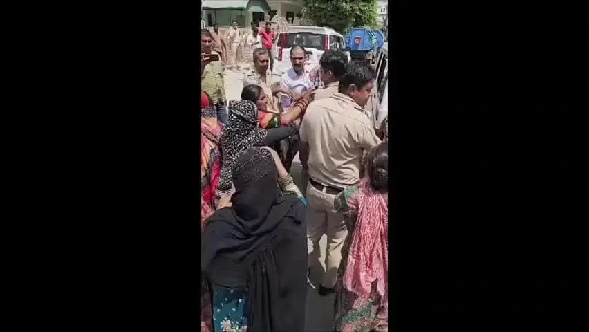 हिसार: हिसार में 20 नामजद समेत 30 सफाईकर्मियों पर FIR:कचरा उठाने का विरोध, ड्राइवरों को पीटा; ड्यूटी मजिस्ट्रेट से की अभद्रता