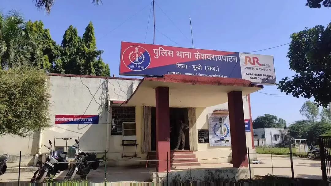 केशोरायपाटन: केशोरायपाटन थाने में लंबे समय से तैनात एएसआई हरिशंकर शर्मा को शिकायत के बाद एसपी ने किया लाइन हाजिर