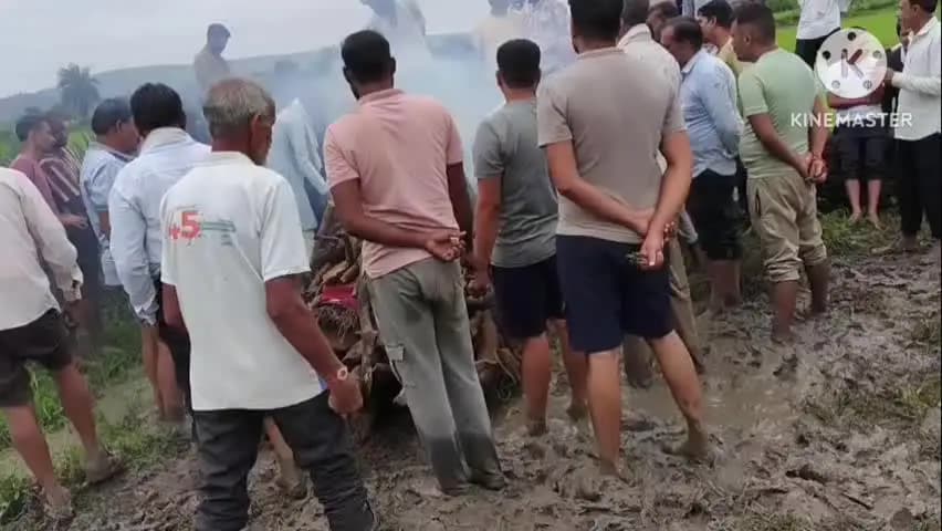 पटेरा: ग्राम रमपुरा में कीचड़ भरे रास्ते से अंतिम यात्रा, ग्रामीण बोले- न सड़क है न मुक्तिधाम में चबूतरा