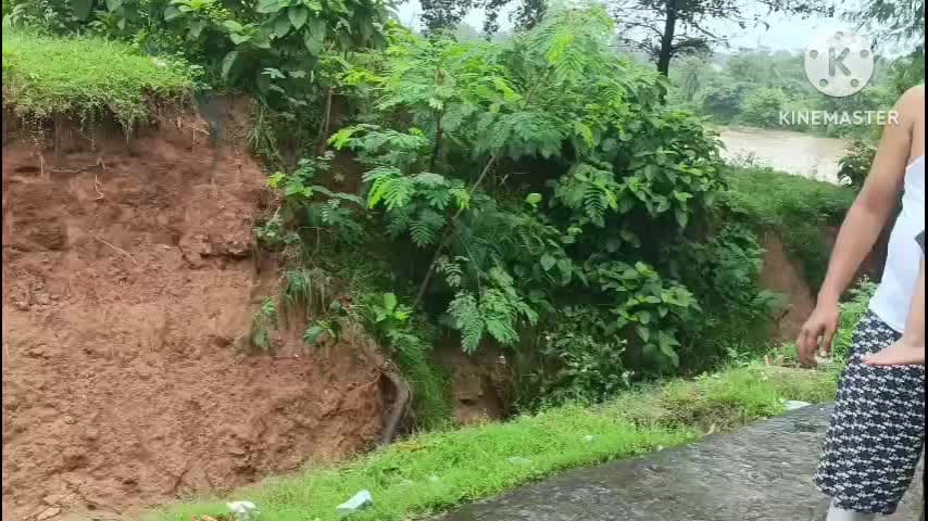 गिरिडीह: चिरैया घाट रोड पर जर्जर नाले से परेशान लोगों ने नगर निगम के खिलाफ जताया आक्रोश