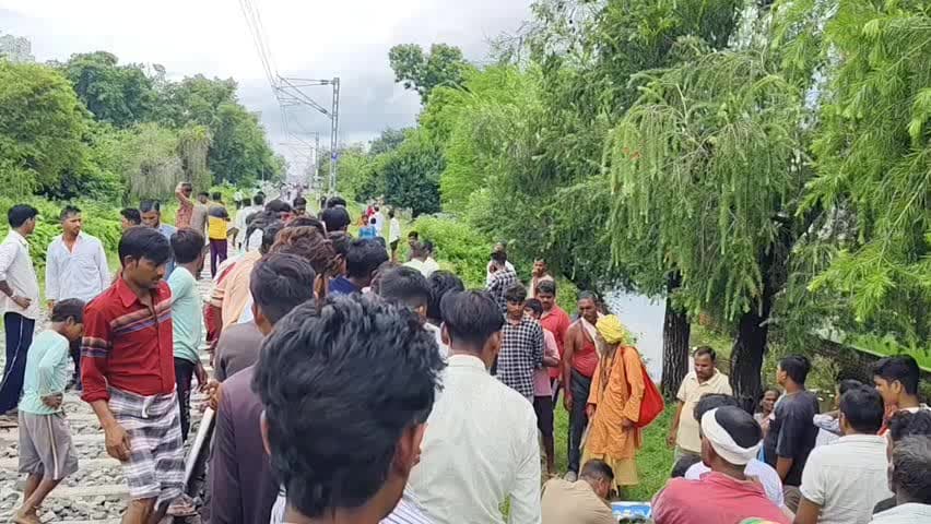 बीसलपुर: रामलीला रेलवे क्रॉसिंग के पास पेड़ से लटका मिला 36 वर्षीय युवक का शव, क्षेत्र में मची सनसनी