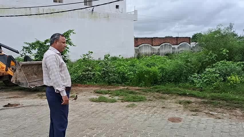बिल्सी: सफाई व्यवस्था का चार्ज SI मुनीश कुमार को मिला, चार्ज मिलते ही बिल्सी नगर में शुरू किया सफाई अभियान