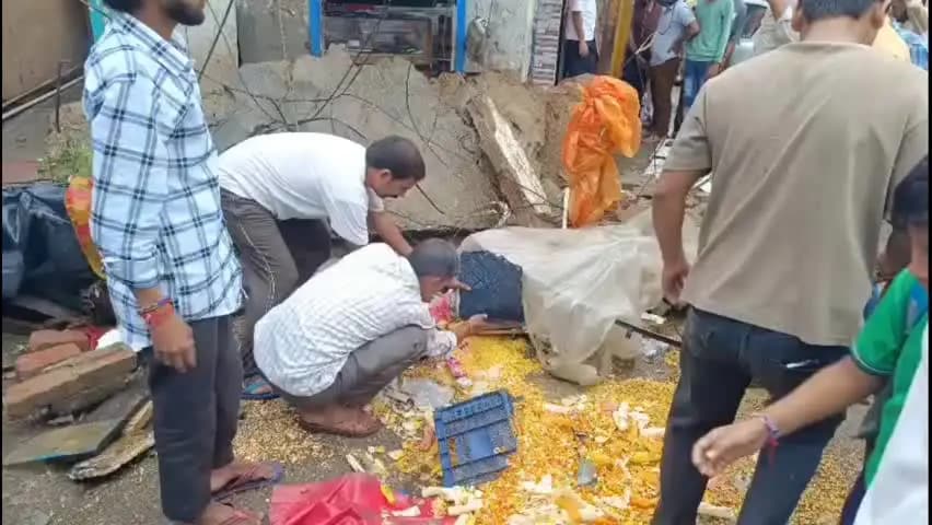 धनौरा: गजरौला में बारिश के बीच दुकान का छज्जा गिरने से दो लोगों की दबकर हुई मौत