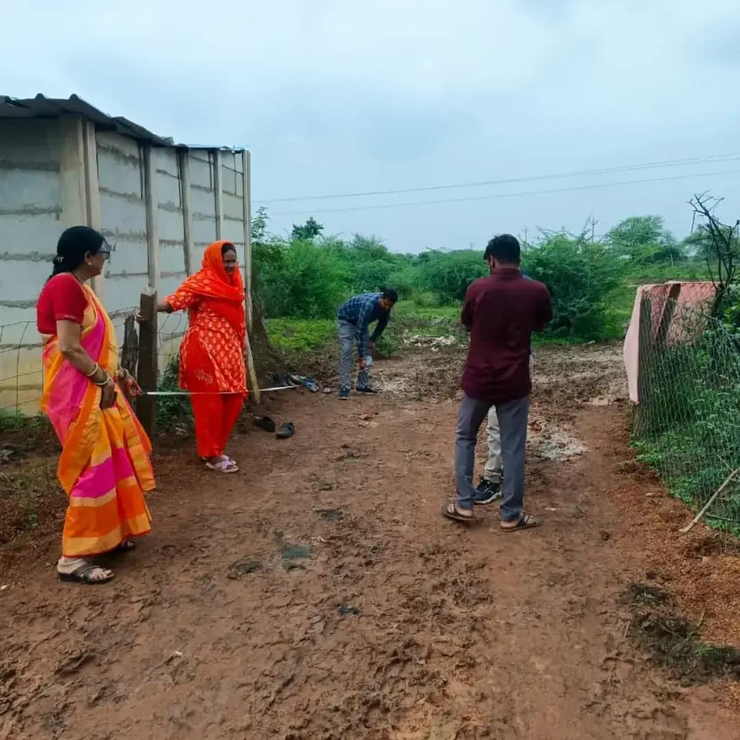 सेमरिया में विकास कार्यों को मिली गति 🚧
विकसित भारत रोजगार एवं आजीविका गारंटी मिशन (जी-राम-जी) योजना के तहत ग्राम सेमरिया में ₹12.05 लाख की लागत से पुल-पुलिया एवं मिट्टी-मुरूम सड़क निर्माण कार्य स्वीकृत किए गए हैं।
कलेक्टर श्री अभिजीत सिंह के निर्देश पर जिला पंचायत सीईओ श्री बजरंग दुबे ने आवश्यक प्रक्रिया पूरी कर कार्य प्रारंभ कराने की कार्रवाई की। इससे ग्रामीणों को आवागमन में राहत के साथ स्थानीय पंजीकृत श्रमिकों को रोजगार के अवसर मिलेंगे।
साथ ही बागडूमर-सेमरिया 4.06 किमी सड़क के नवीनीकरण हेतु ₹128.83 लाख का प्रस्ताव शासन को भेजा गया है।
ग्रामीण विकास और रोजगार—जी-राम-जी योजना के साथ सशक्त गांव की ओर कदम। 🇮🇳
#जीरामजी #विकसितभारत #ग्रामीणविकास #रोजगार #दुर्ग जिलाप्रशासनदुर्ग
