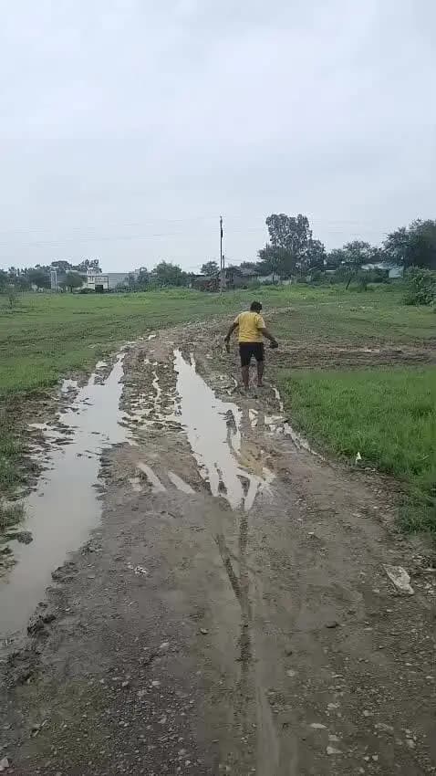 पूतनारी तलैया वहां पर रोड नहीं है