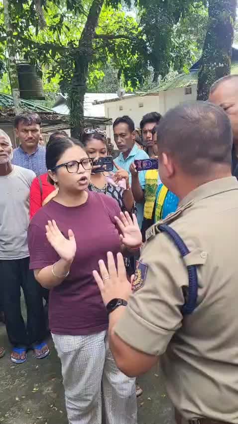 জলপাইগুড়ি: কৃষ্ণ দাসের বাড়িতে KSDC তে যোগ কর্মসূচি, রাজনৈতিক কর্মসূচীর অনুমতি না নেওয়ায় প্রণয়িতা দাসের সঙ্গে পুলিশের সঙ্গে বচসা