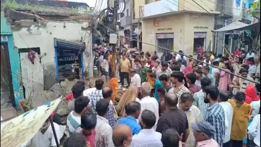 धनौरा: लगातार बारिश के चलते दुकान का छज्जा गिरा, मलबे में दबकर दो की मौत, गजरौला में हादसे के बाद मचा हड़कंप