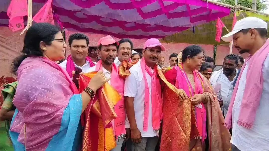 అసిఫాబాద్: పాదయాత్రికులను అభినందించిన ఆసిఫాబాద్ ఎమ్మెల్యే కోవా లక్ష్మి