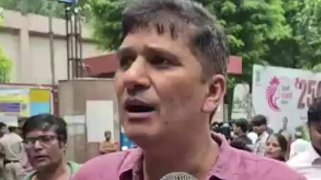आप पार्टी नेता सौरभ भारद्वाज ने स्वामी नगर स्कूल में बच्चों को बांटे पर्चे, साइकिल घोटाले का लगाया आरोप