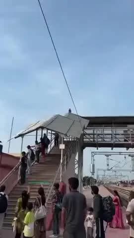 श्री महावीर जी: श्री महावीर जी रेलवे स्टेशन पर महिला यात्री के रुपयों से भरे बैग को छीनकर टीन सैड पर चढ़ा लुटाए पैसे