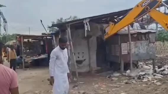 बैरगनियां: महावीरी झंडा मेला से पहले प्रशासन ने जेसीबी से हटाईं फुटपाथी दुकानें