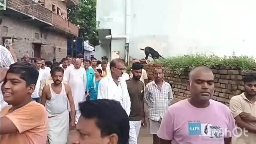 हिसुआ: हिसुआ गोलीकांड: पूर्व MLC रामबली सिंह ने मृतक के परिवार से की मुलाकात, दूसरे दिन भी दुकानें बंद