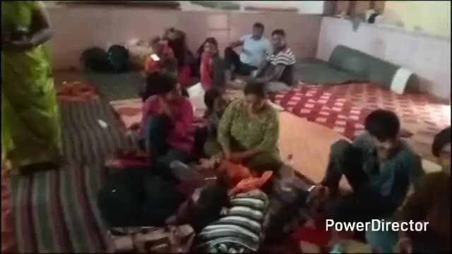 मऊ: कर्वी के तरौंहा में बाढ़ से पीड़ित लोगों का दर्द छलका, समाजसेवी मदद के लिए आगे आ रहे हैं
