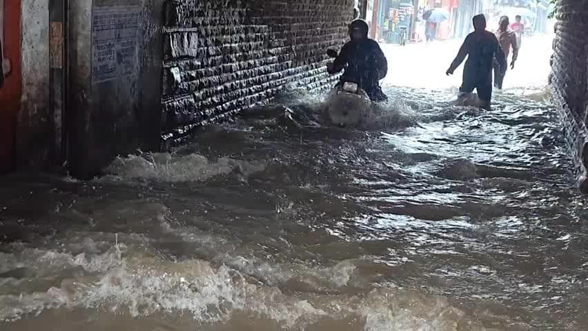 मानिकपुर: मानिकपुर में बारिश का कहर, 250 से ज्यादा घरों और दुकानों में घुसा पानी