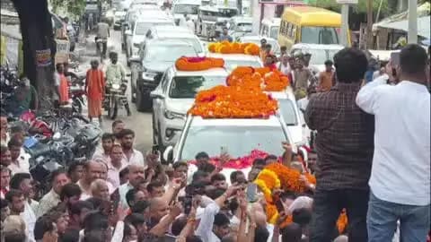 करनैलगंज: बृजभूषण शरण सिंह का 38 जगहों पर भव्य स्वागत, क्रेन और JCB से पहनाई गईं बड़ी मालाएं