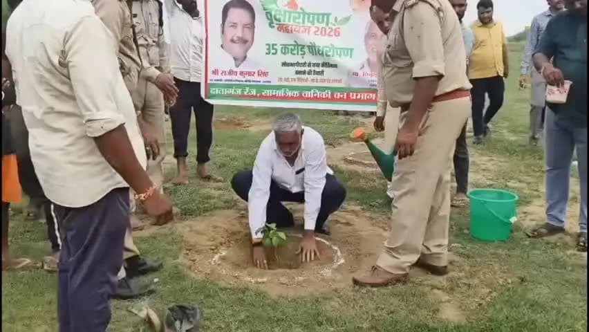 दातागंज: दातागंज क्षेत्र के गंगा एक्सप्रेसवे के किनारे वन विभाग ने शुरू किया वृक्षारोपण