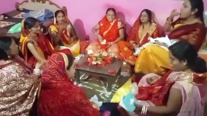 शिव आराधना पूजा अर्चना के दौरान प्रसाद ग्रहण करती श्रद्धालु मातृशक्ति ⛲ पतंजलि स्वदेशी केंद्र सल का 🌾🌾🌾🌾🌾🌾🌾🌾🌾🎇
